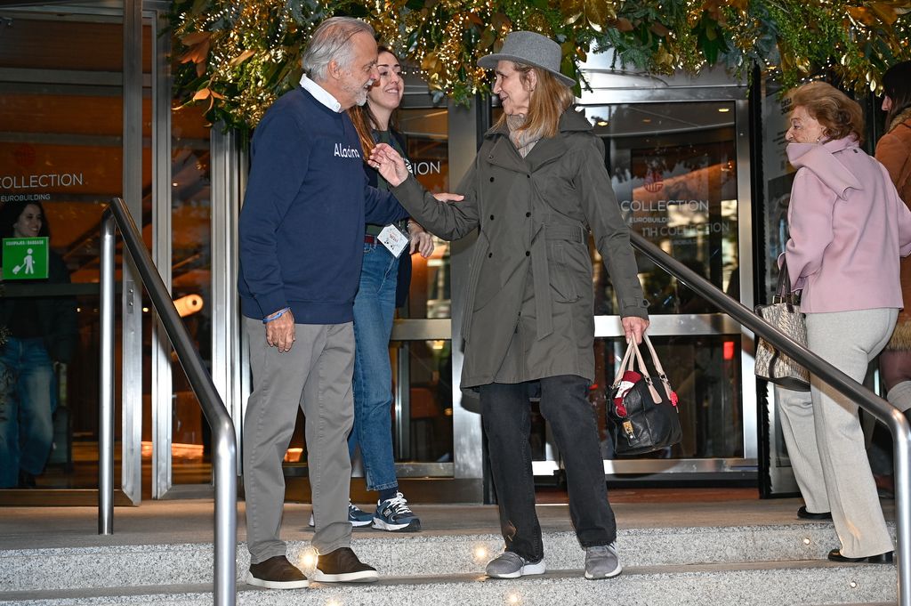 Paco Arango acompañaba a la salida a su ilustre invitada
