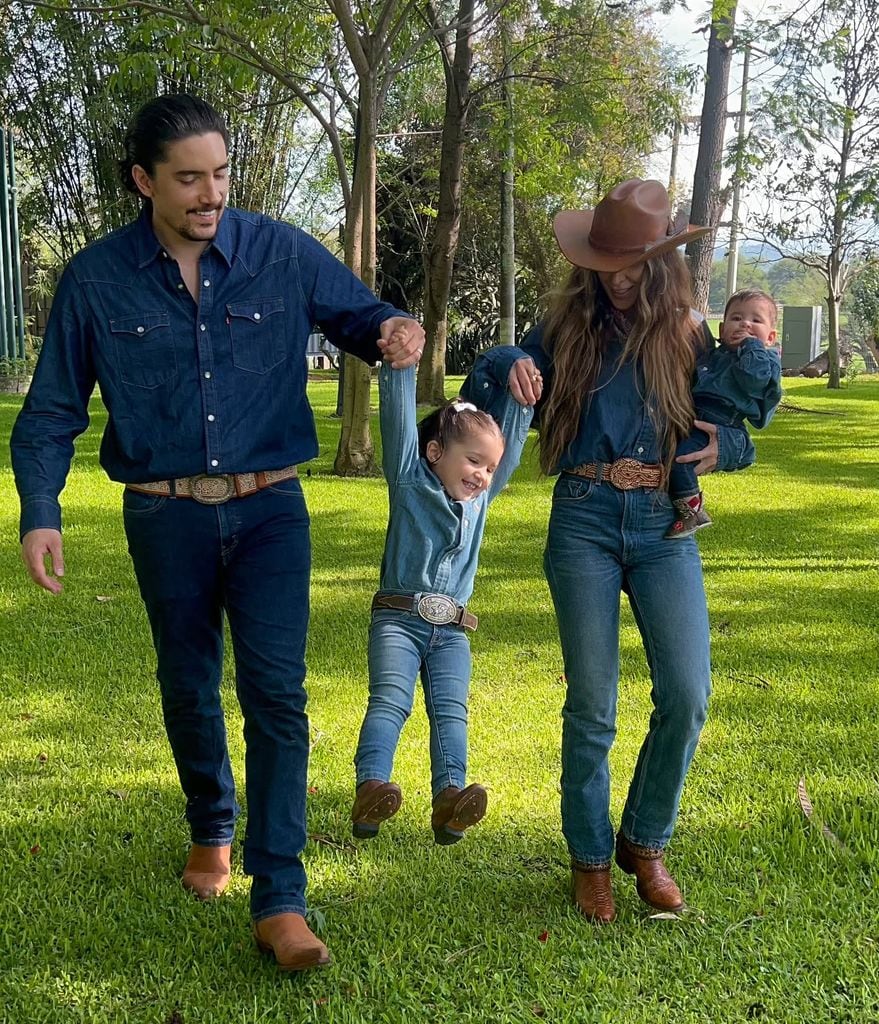Alex Fernández con su esposa Alexia y sus hijas