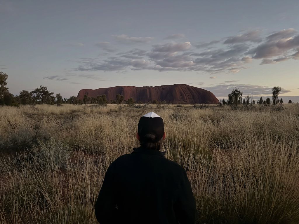 Dani Mateo contempla el Uluru, el monte sagrado de Australia
