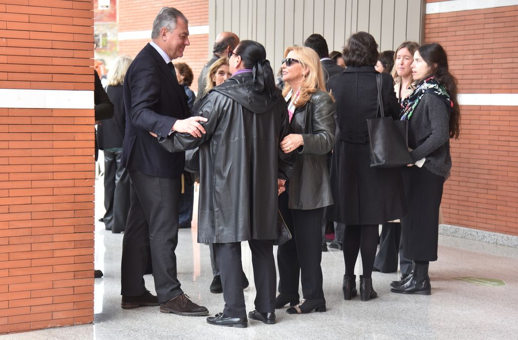 Inmaculada Casal y Maria del Monte en el funeral de Paco Baena Bocanegra