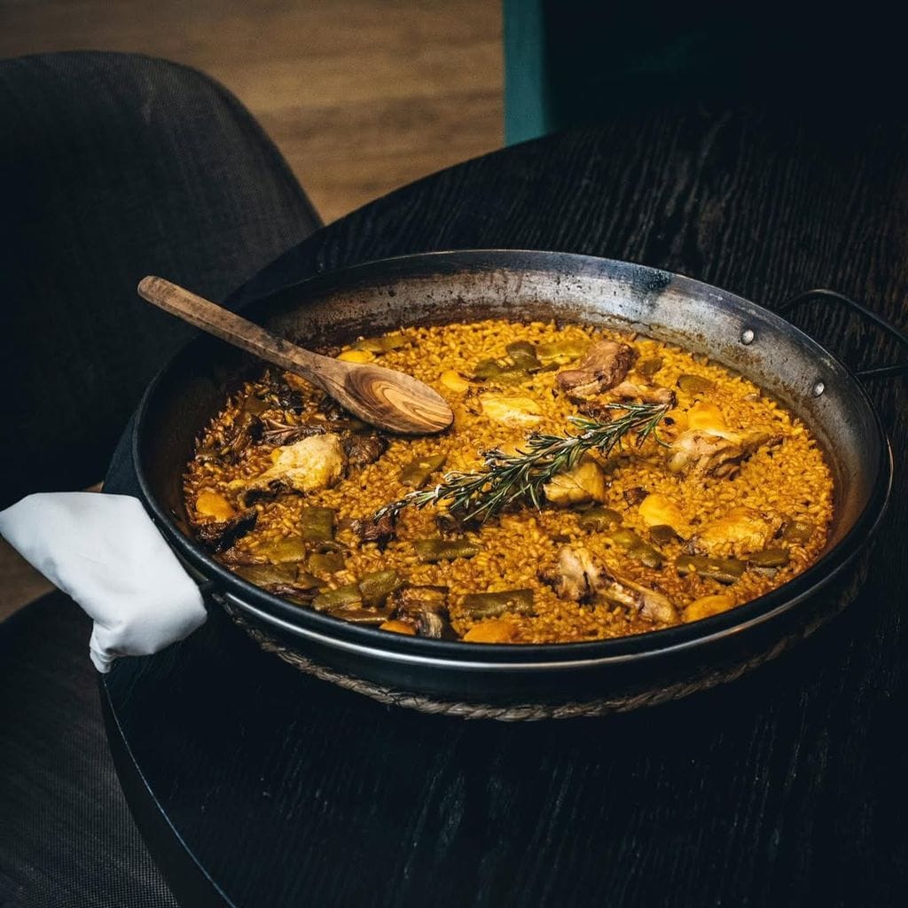 Quique Dacosta es un gran experto en arroces, siendo su trabajo en este campo el santo y seña de sus restaurantes. Su enfoque combina una profunda investigación y conocimiento de la ciencia del arroz con una gran sensibilidad culinaria.