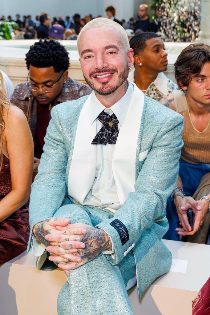 J Balvin asiste a la primera fila del desfile de AMIRI Primavera-Verano 2026 durante la Semana de la Moda de París.