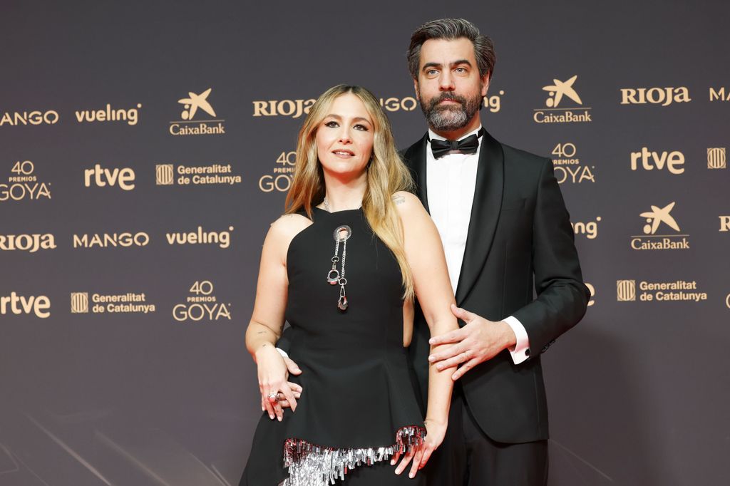 Rigoberta y su marido posando en la alfombra roja de los Goya 2026

