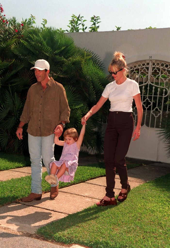 LOS ACTORES ANTONIO BANDERAS Y MELANIE GRIFFITH CON SU HIJA ESTELA DEL CARMEN EN MARBELLA.  JX / Â©KORPA  24/09/98 MARBELLA