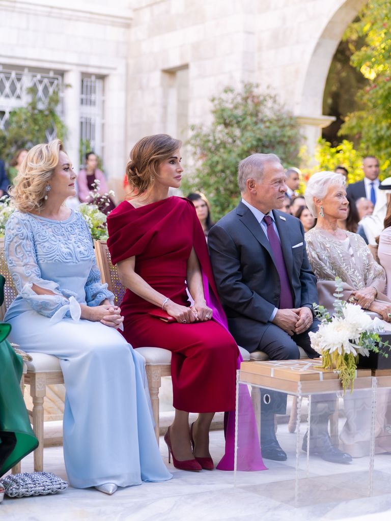 Los reyes Abdalá y Rania de Jordania junto a las princesas Alia y Muna en la boda de la Princesa Sara bint Feisal bin Al Hussein y Ali Murabet Al Sawwaf en el Palacio de Zahran