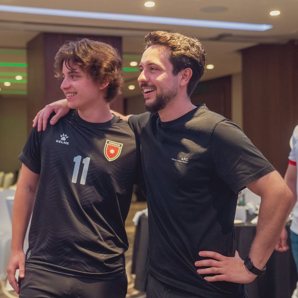 El príncipe Hussein felicita a su hermano con esta fotografía