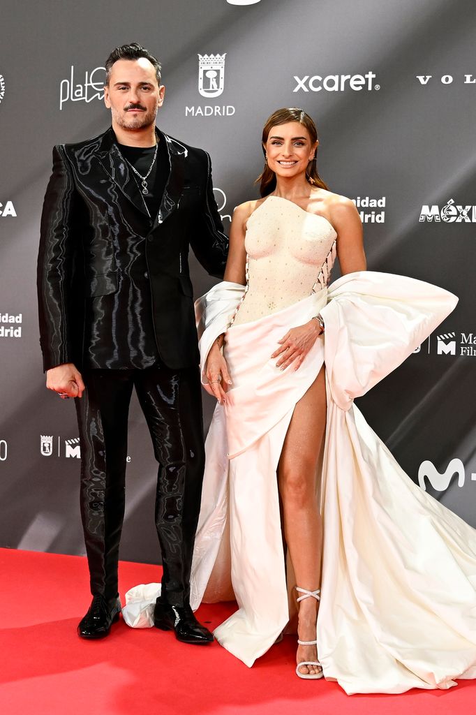 Asier Etxeandia and Aislinn Derbez