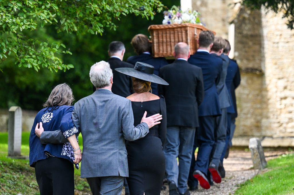 La familia de Lady Pamela, caminando detrás de su ataúd de mimbre