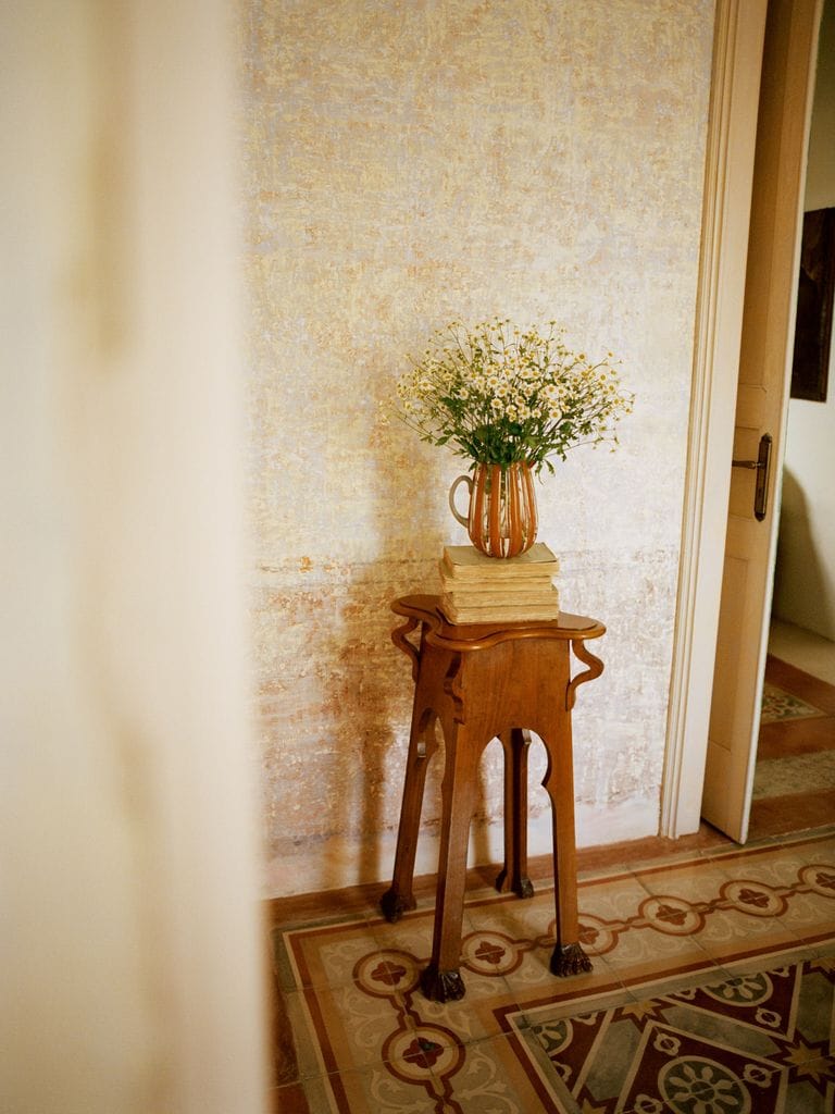 Rincón decorado con mesita auxiliar y jarrón con flores