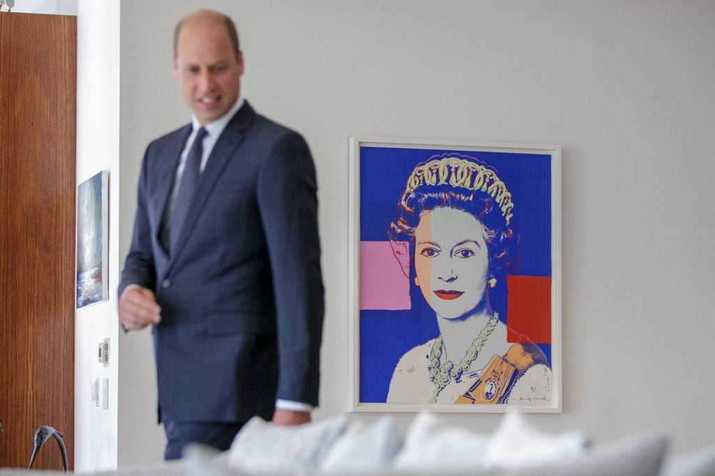 El príncipe Guillermo delante de un cuadro de su abuela, Isabel II 