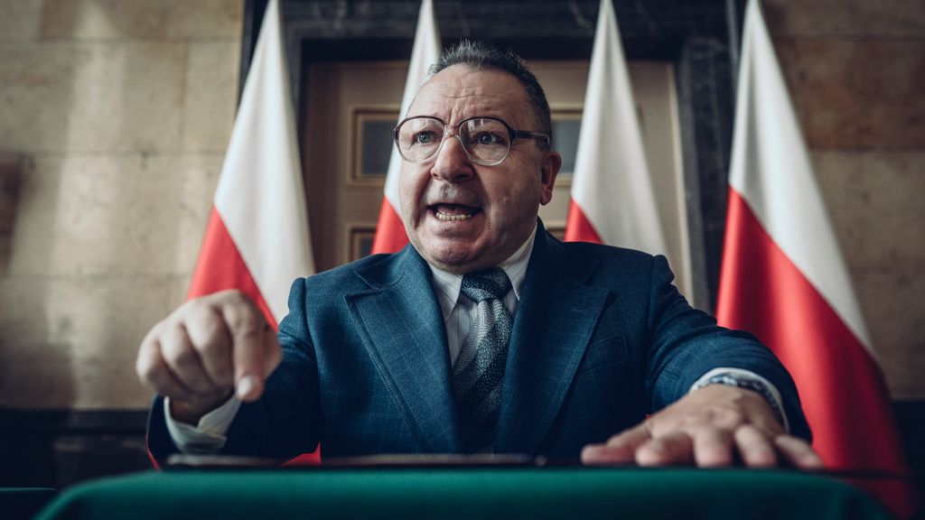  Zbigniew Zamachowski se mete en la piel de Zdzisław Grudzień, uno de los rostros del aparato político que intenta frenar la difusión del escándalo sanitario