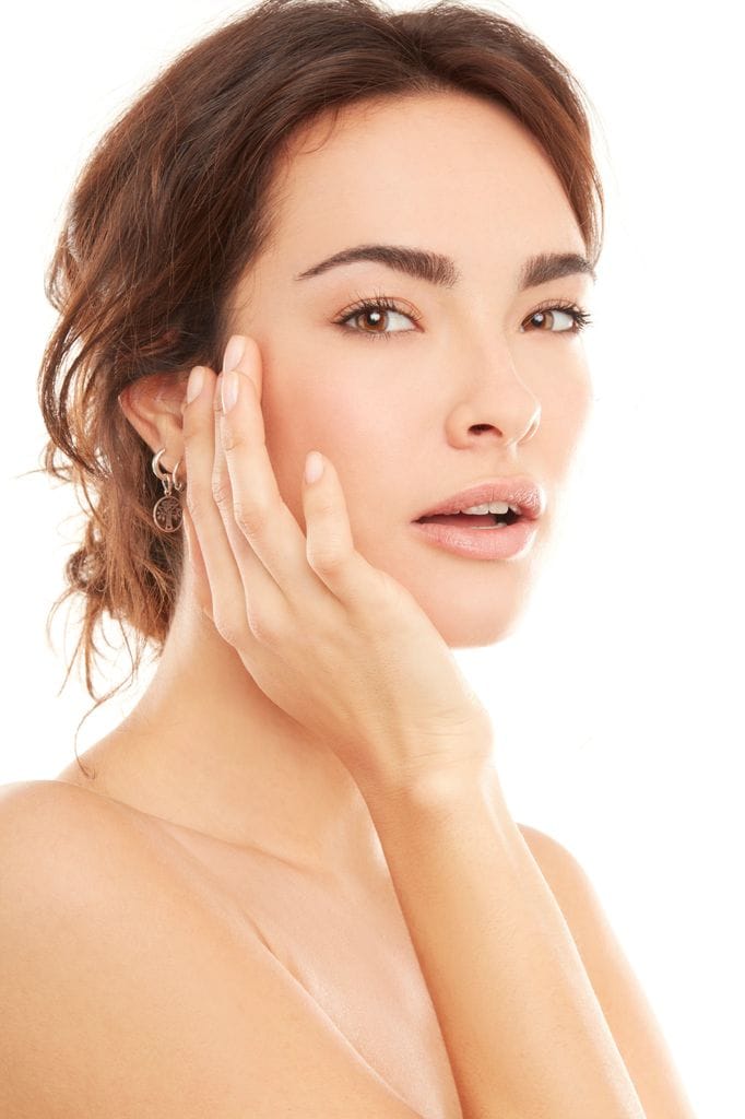 lifting chica tocandose la piel