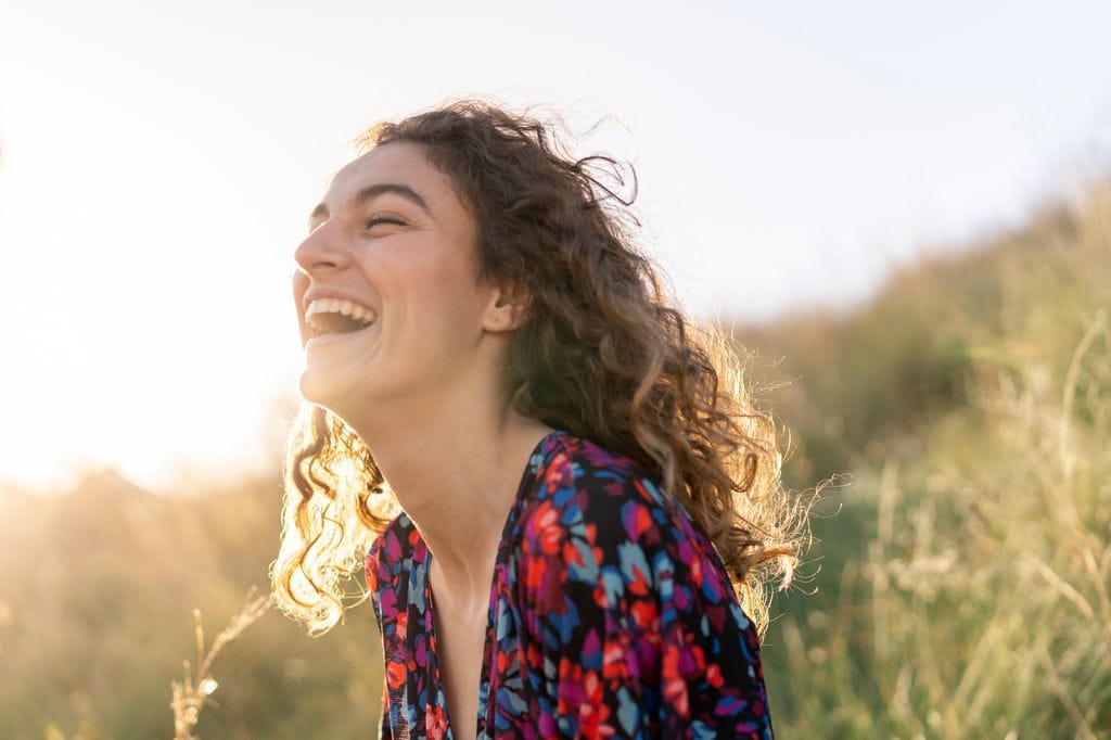 mujer sonriente al aire libre