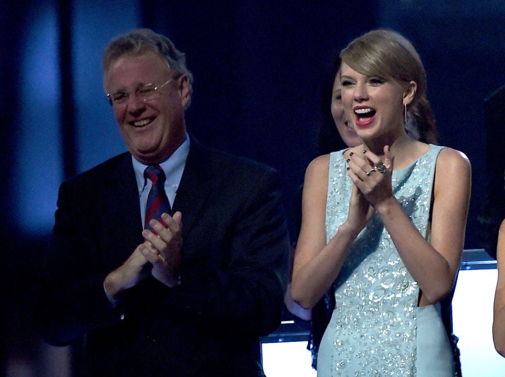 Taylor Swift junto a su padre, Scott Kingsley Swift en una gala de premios en 2015.
