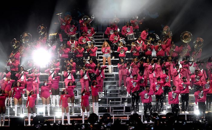 Taylor Swift, comparada con Beyoncé por su actuación en los BMA