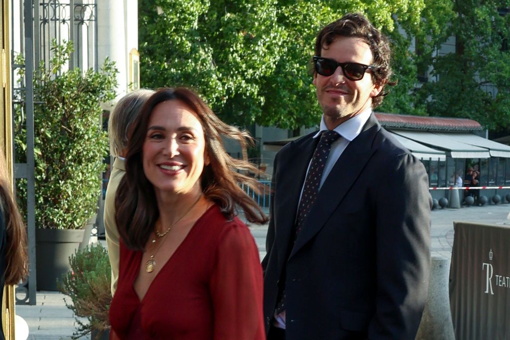 Tamara Falcó, marquesa de Griñón, posando a su llegada al coliseo madrileño junto a su marido, Íñigo Onieva, para disfrutar del estreno de Manon Lescaut en el Teatro Real.