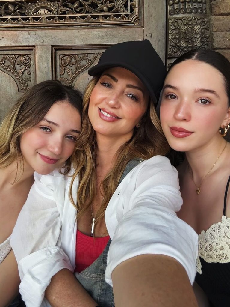 Andrea Legarreta con sus dos grandes amores, sus hijas Mía y Nina.