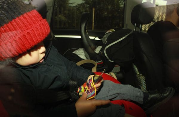 Después de recoger a Shakira y Sasha en el hospital, Piqué condujo hasta la guardería de Milan para llevarle a casa 