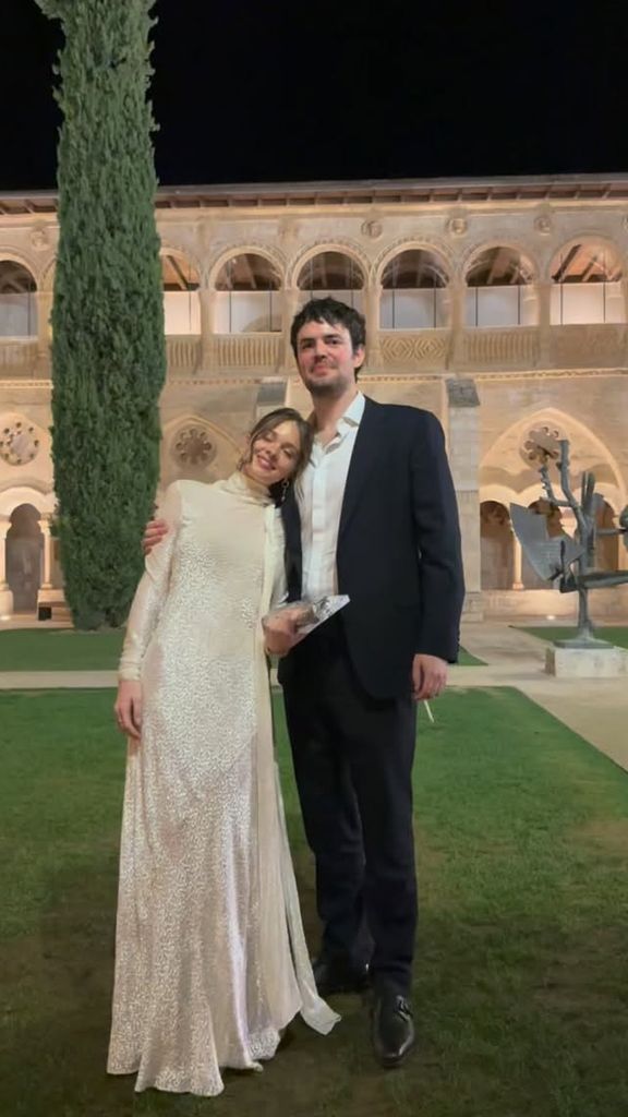 Stella Banderas y Alex Gruszynski celebran su primer aniversario de boda recuperando algunas de las fotografías más personales de su enlace, celebrado el 18 de octubre de 2025 en Valladolid