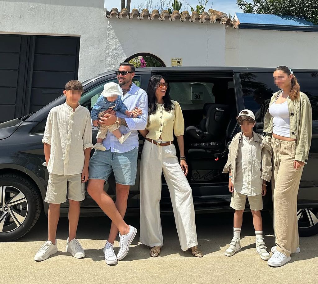 Noelia López y Roberto Jiménez con sus hijos