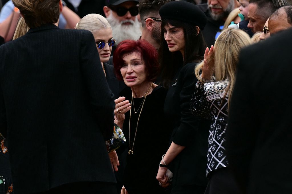 Aimee junto a Sharon y Kelly en el funeral de Ozzy       