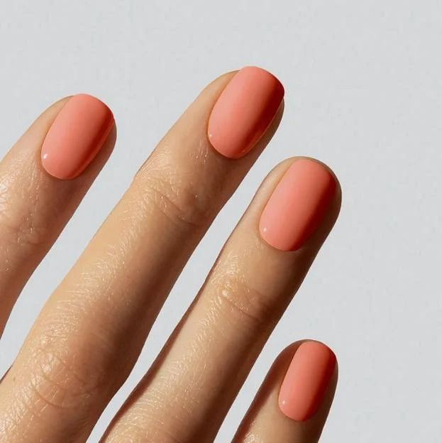 Uñas color melocotón para novias