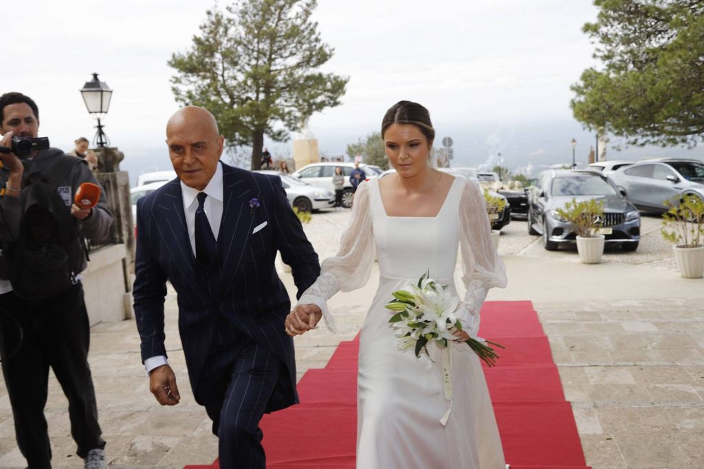 Kiko Matamoros entrando en la iglesia de la mano de su hija Irene