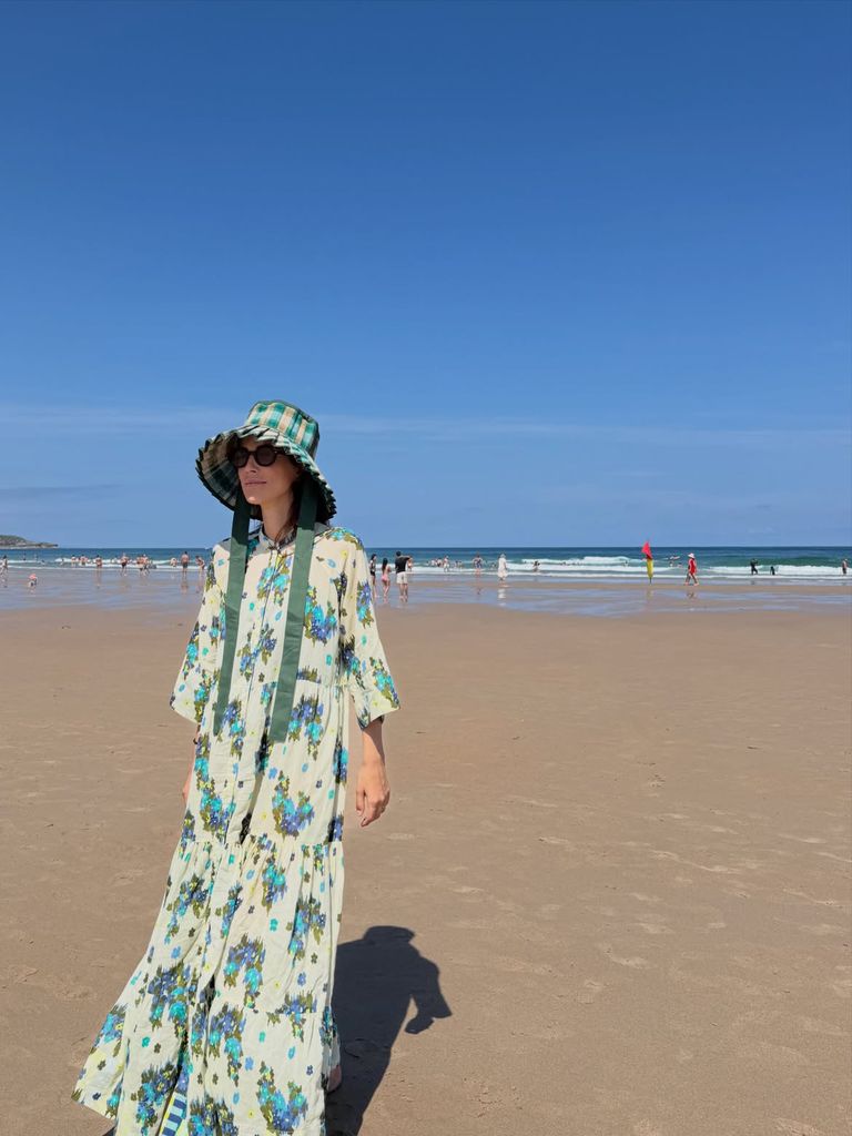 Los looks de Sassa de Osma en Cantabria, de su bañador reductor a sus caftanes estampados