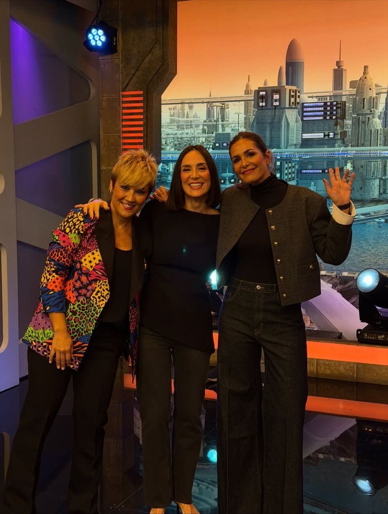 Tops especiales de Zara para llevar con vaqueros estas navidades y ser la más elegante, como Tamara Falcó