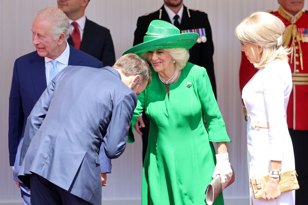 Emmanuel Macron saluda a la reina Camilla