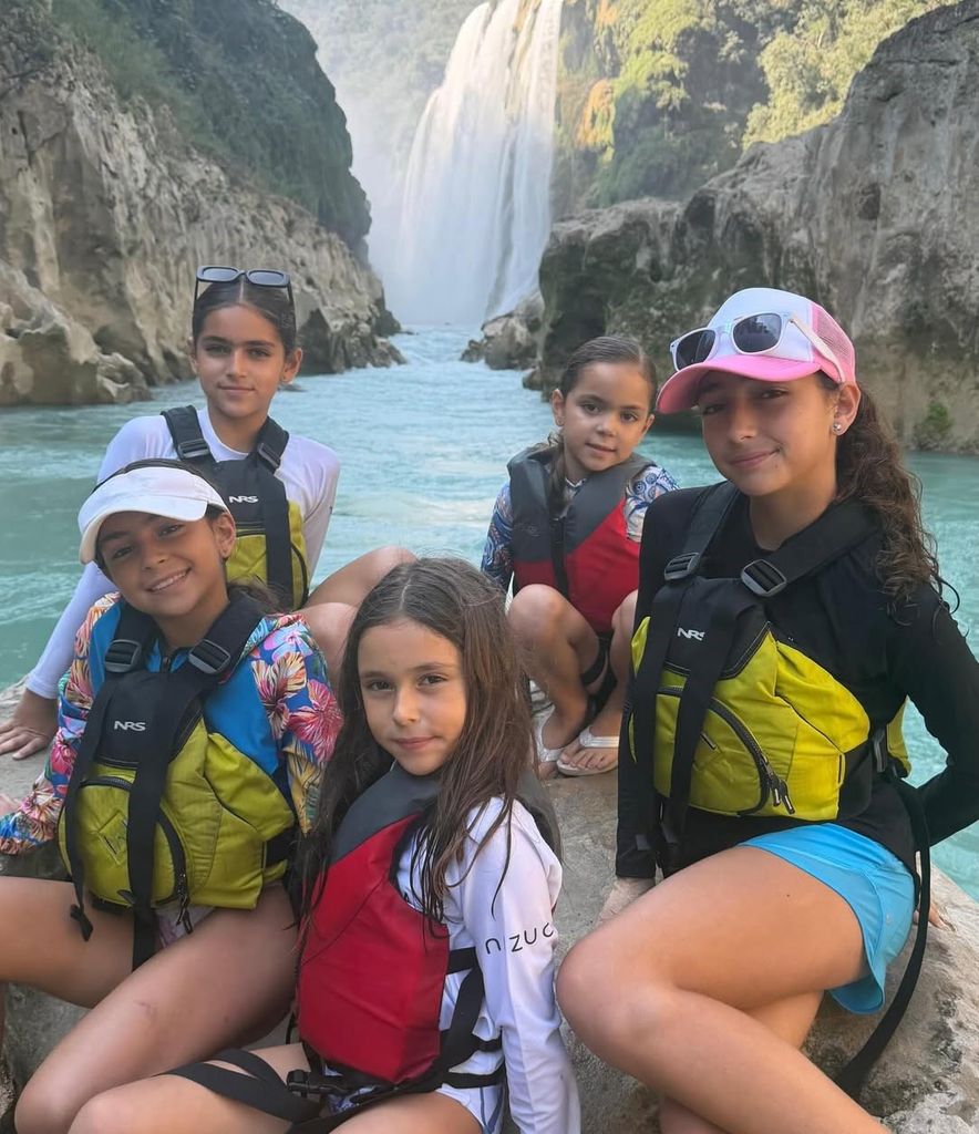 En la imagen, las 5 hijas de Jacky disfrutando de la Husteca Potosina.