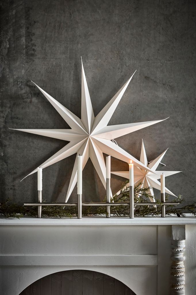 Repisa de chimenea con estrellas y velas