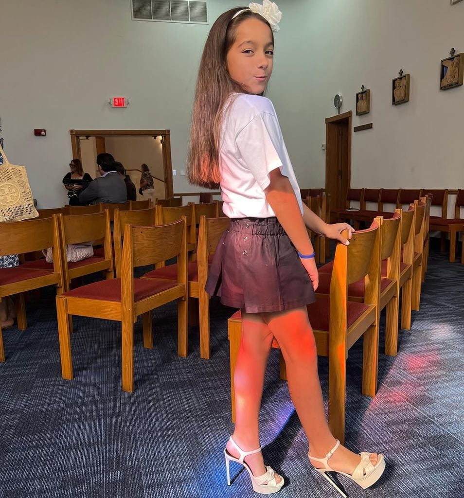 A través de las cuenta de Instagram de Alaïa, se compartió esta foto de la niña de 10 años usando los tacones de su mamá, ¡ya calzan igual!