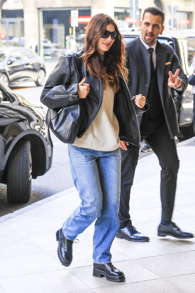 Camila Morrone saliendo de su hotel durante 'MFW'.