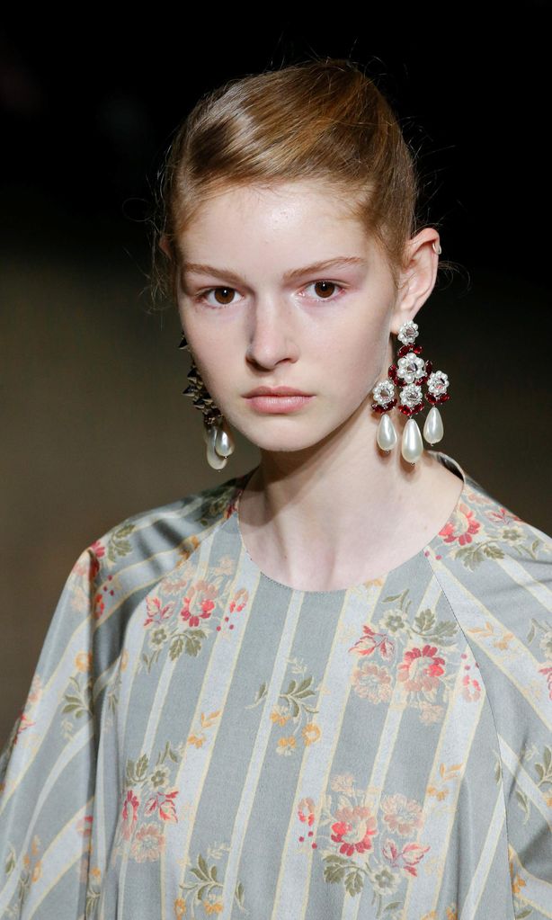 simone rocha se suma a la tendencia de maquillaje de cara lavada este verano 2020