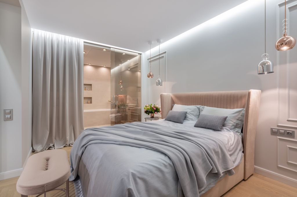 Baño integrado en el dormitorio, aunque con paredes acristaladas y cortinas que permiten dar intimidad a los distintos espacios, especialmente cuando se descansa