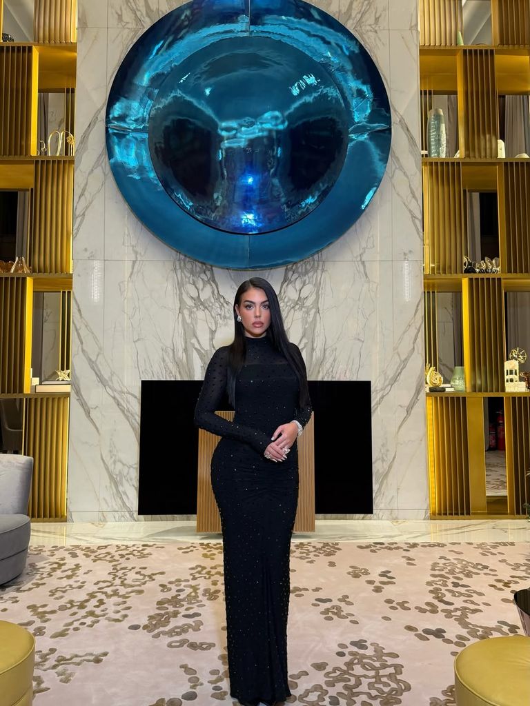 Georgina Rodríguez lució un ceñido vestido negro de cuello alto y manga larga 