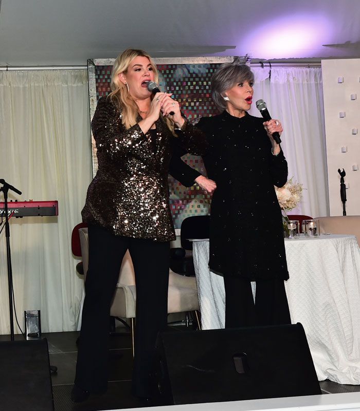 Jane Fonda cantando 