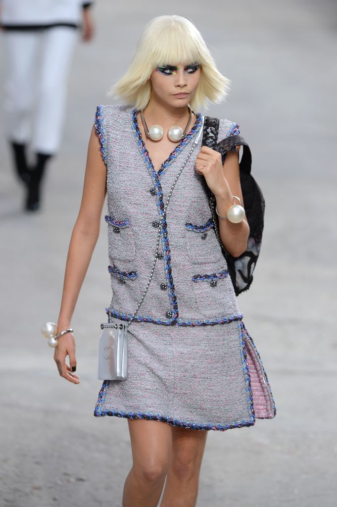Cara Delevingne, desfilando para Chanel durante la Semana de la Moda de París (septiembre de 2013).