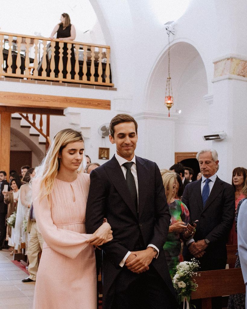 Berta, del brazo de su hermano, le acomapaña hasta el altar en el día de su boda