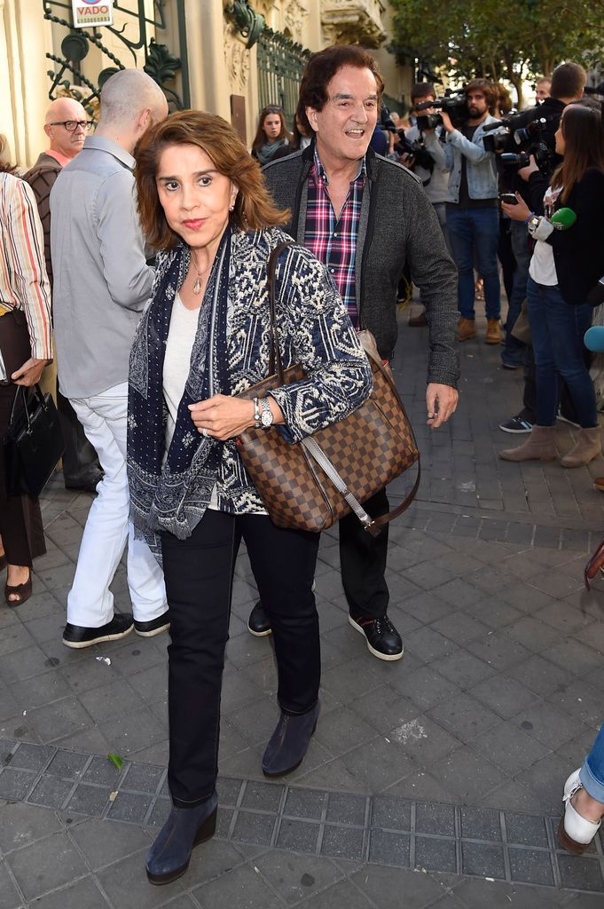 El cantante Manolo de la Calva y su mujer durante el entierro de Ana Diosdado en Madrid