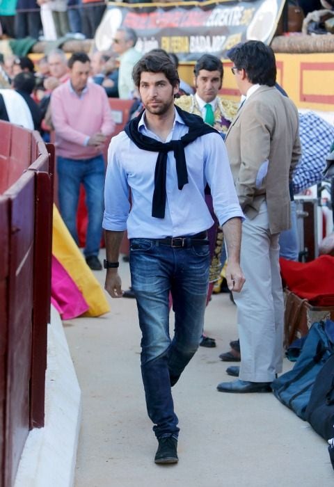 Cayetano Rivera, con total look en azul durante la vuelta a los ruedos de su hermano Francisco.
