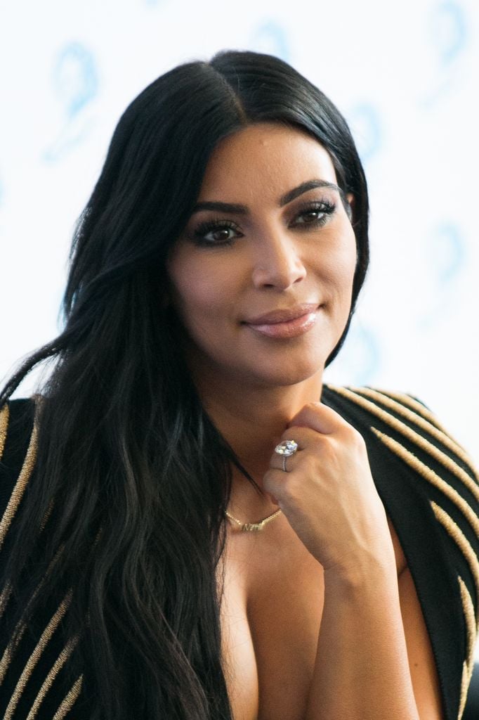 En esta fotografía de 2015, Kim Kardashian aparece luciendo su costoso anillo de $4 millones, el cual le fue robado en París.
