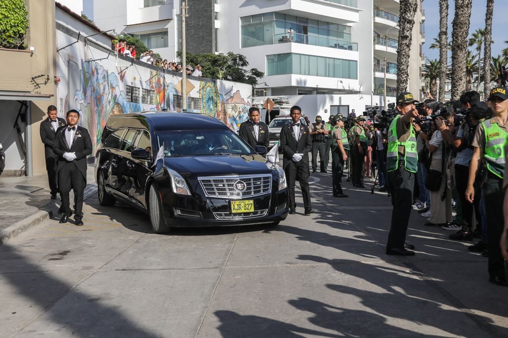 La carroza fúnebre llevando los restos de Vargas Llosa hacia el crematorio, luego de sus funerales, el 14 de abril de 2025.      
