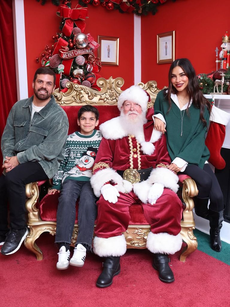 Alejandra Espinoza y su familia con Santa Claus.