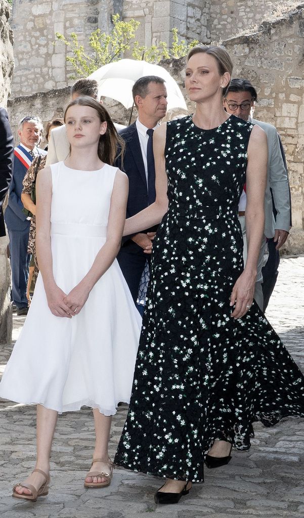 Charlene de Mónaco, elegante junto a Alberto y sus hijos en Les Baux-de-Provence con un vestido negro que recuerda a un look de la reina Letizia de hace casi 10 años