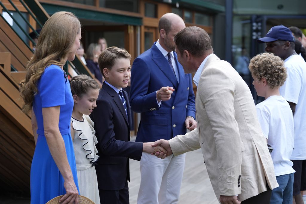 Catherine, Princesa de Gales; la Princesa Charlotte; el Príncipe George y William, Príncipe de Gales, se reúnen con Steve Backshall durante el día catorce del Campeonato de Wimbledon 2025 en el All England Lawn Tennis and Croquet Club, el 13 de julio de 2025 en Londres, Inglaterra