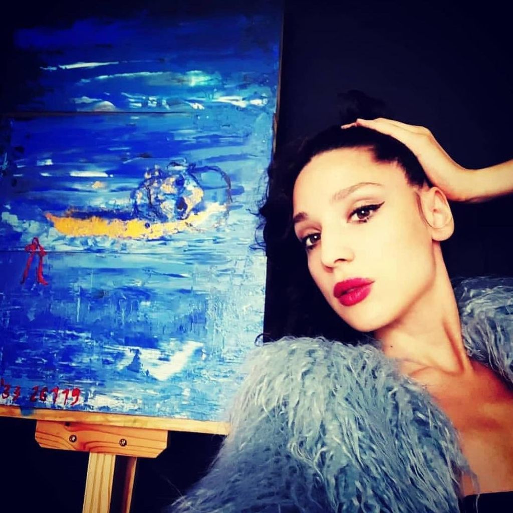 Tatiana Djordjevic posando con un cuadro