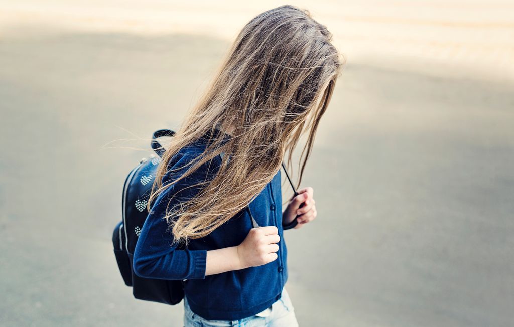 Niña cabizbaja por acoso escolar