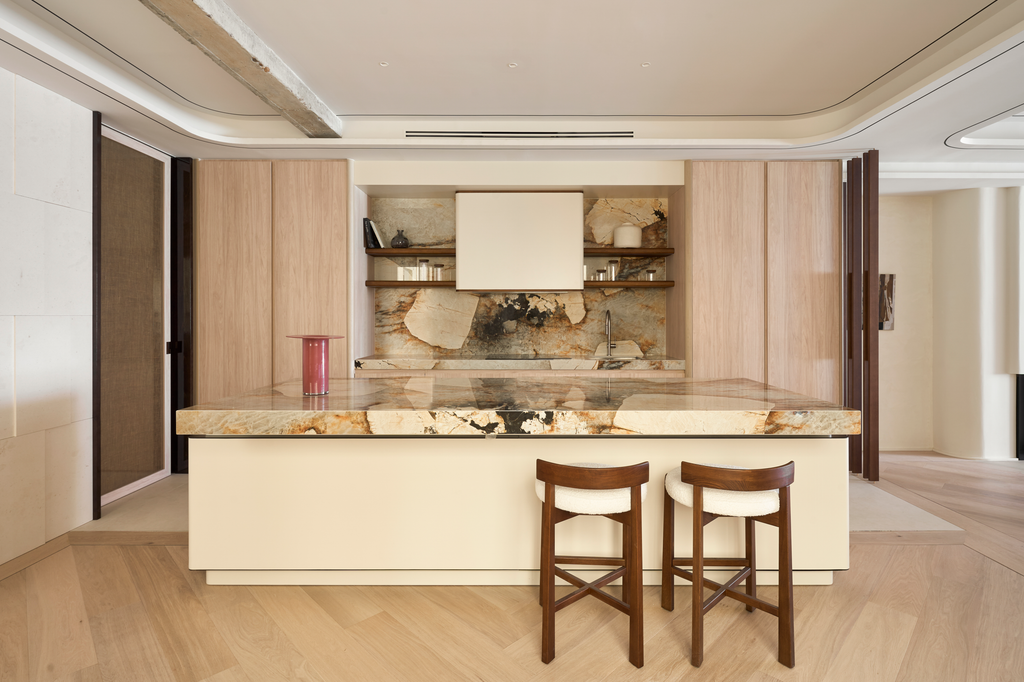 Cocina con isla de mármol